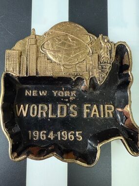 New York World's Fair 1964-1965 Souvenir Ashtray - Black & Gold